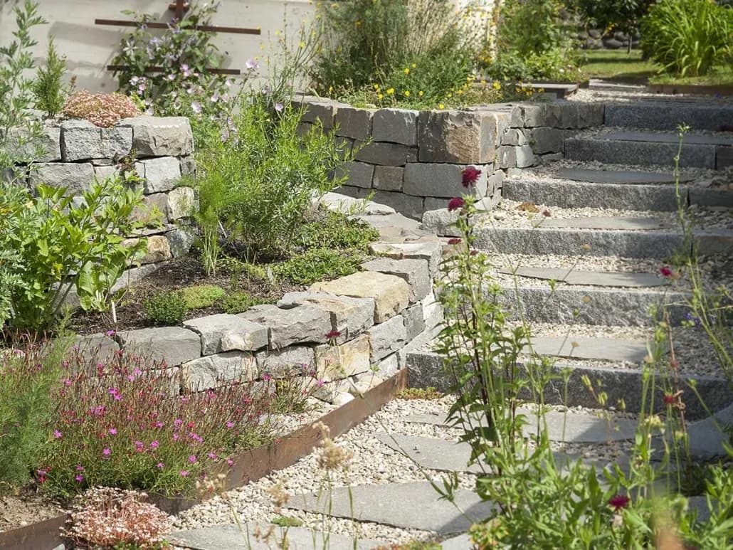 Natursteintreppe mit Staudenbepflanzung