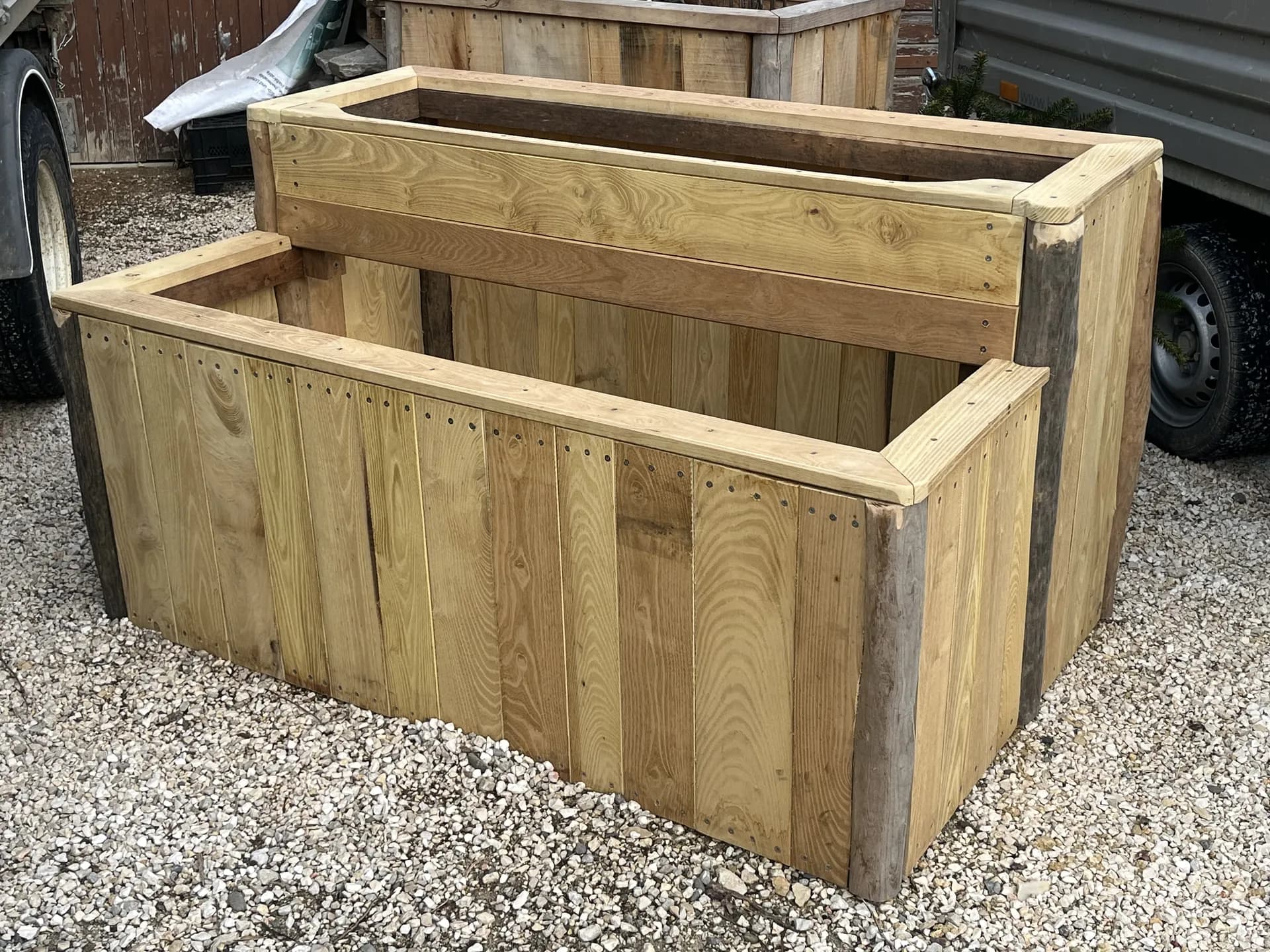 Zwei Holz-Hochbeete in unterschiedlicher Grösse