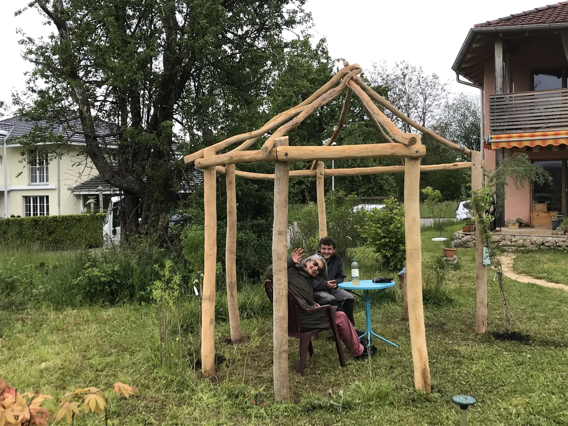 Holzpavillon aus Rohholz mit Gartensitzplatz