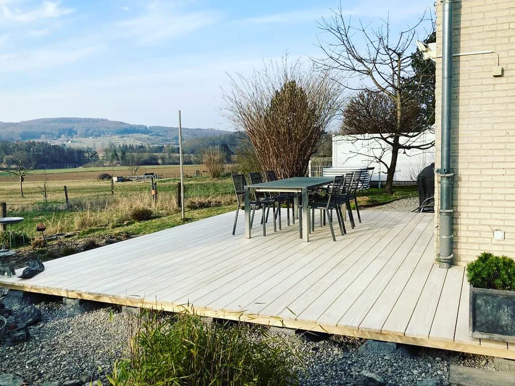 Holzterrasse am Haus mit Landschaftsblick