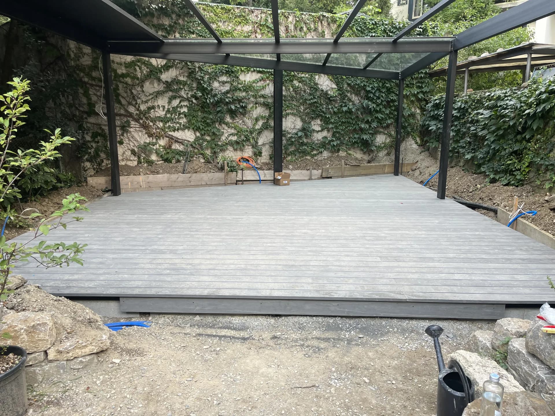 WPC-Holzterrasse mit Stahlpergola