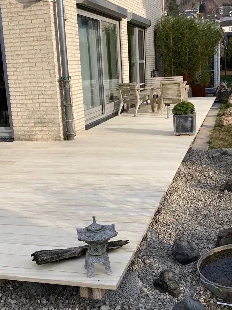 Holzterrasse mit Zen-Garten und Bambus