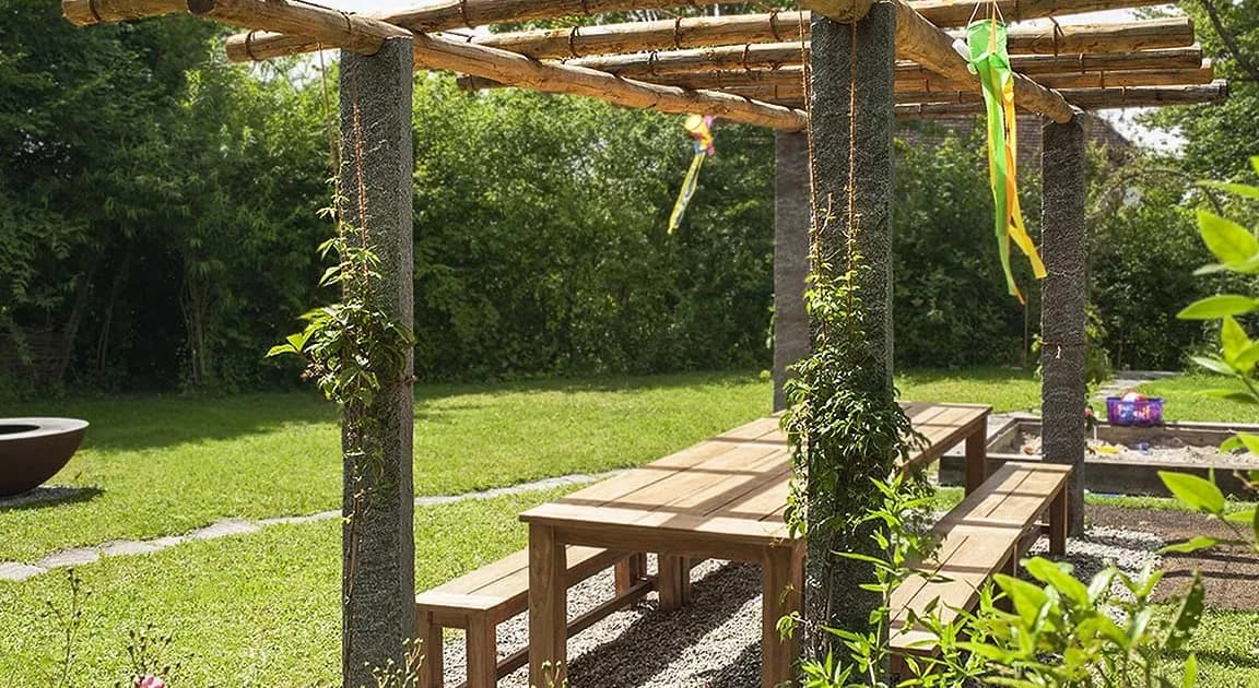 Holzpergola mit Gartenmöbel und Bank