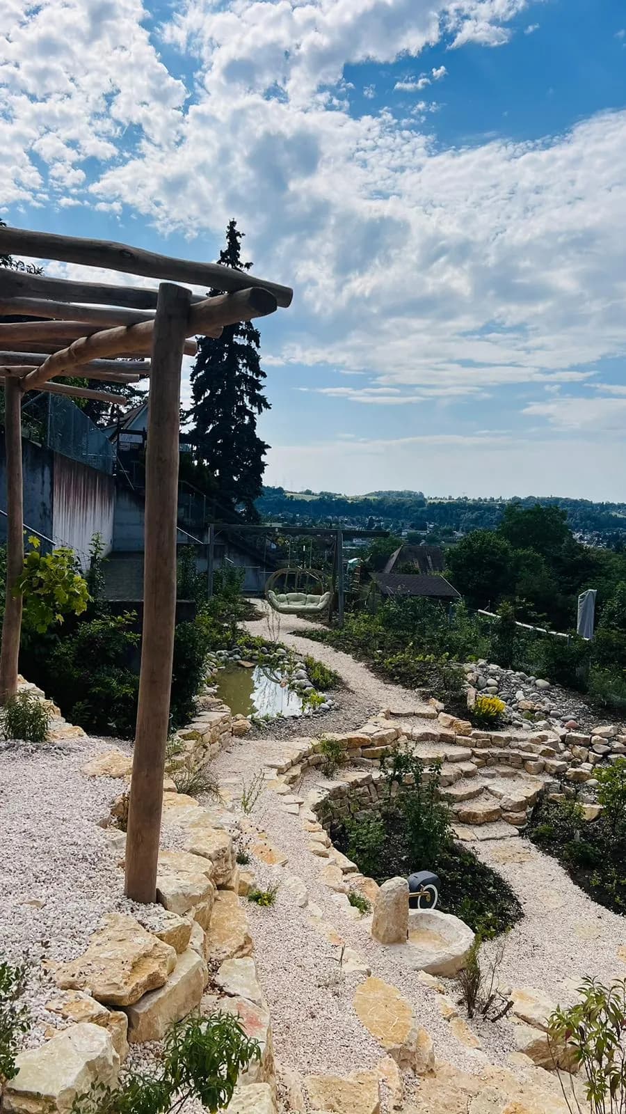 Holzpergola mit Natursteinmauer