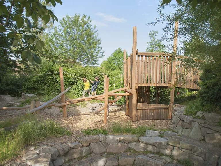 Kletterturm aus Holz für Kinder