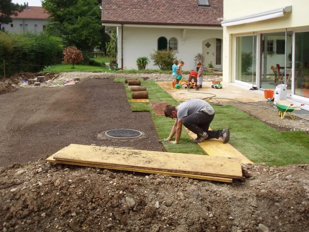 Vorbereitung der Rasenfläche bei einer Gartenneuanlage