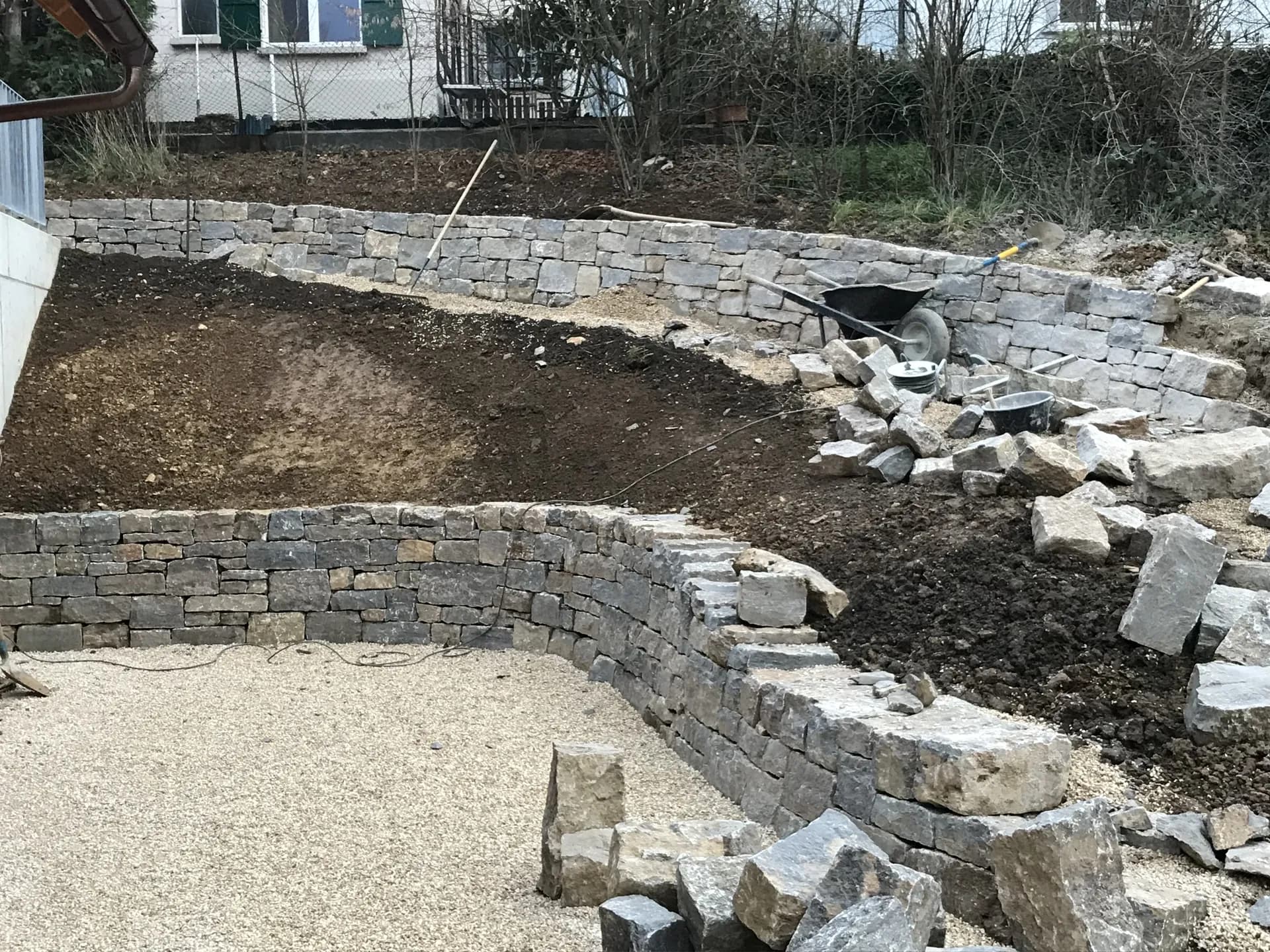Trockenmauer zur Hangbefestigung auf der Baustelle