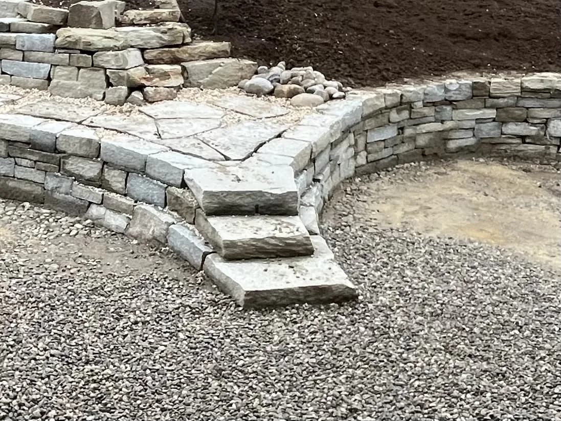 Natursteintreppe mit Trockenmauer und Rundbogen