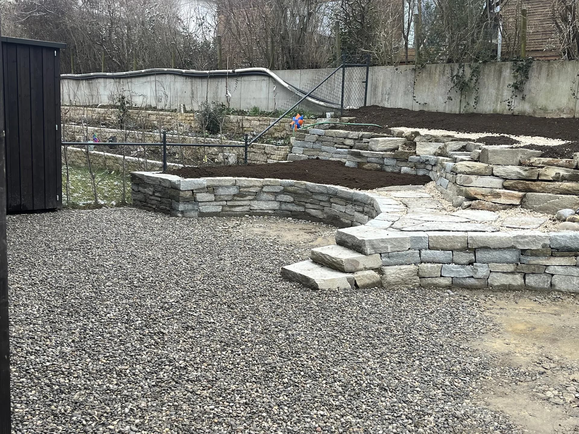 Trockensteinmauer-Gartenanlage mit Natursteintreppe