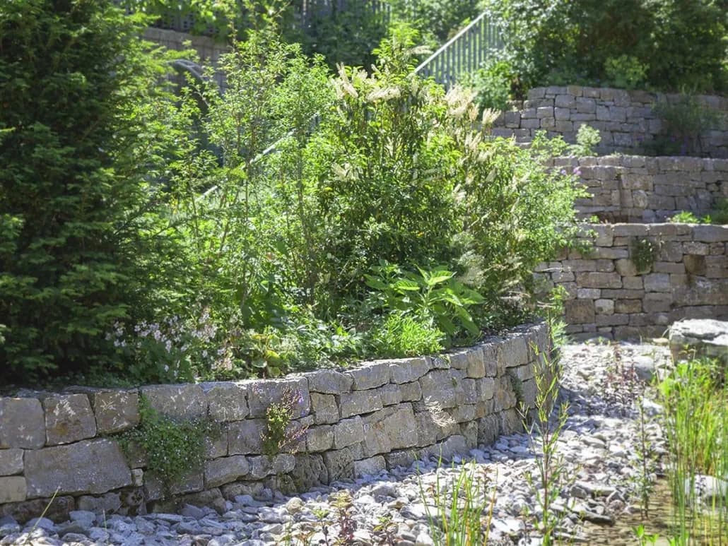 Bepflanzte Hangterrassen aus Trockensteinmauern