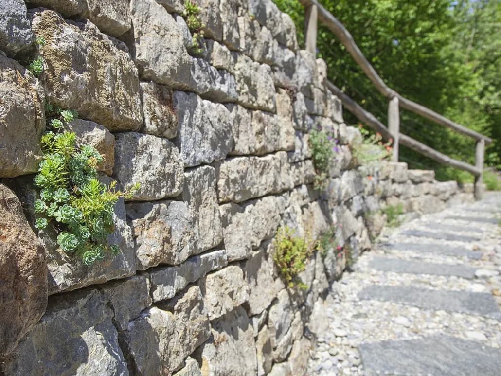 Lange Trockensteinmauer mit Natursteintreppen-Aufgang