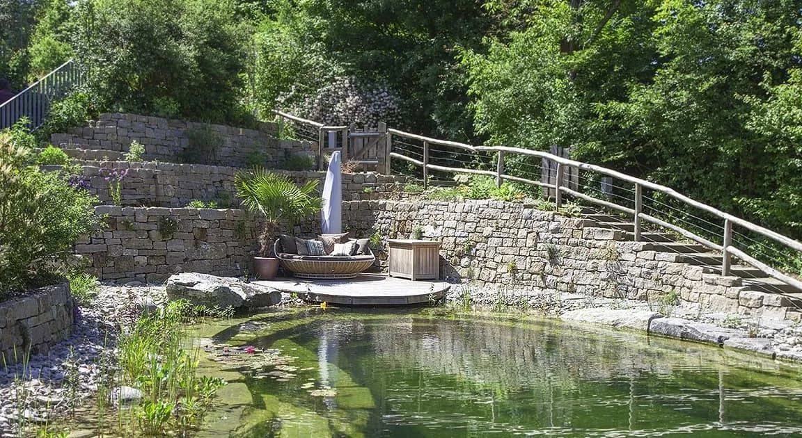 Trockensteinmauer-Terrassen am Schwimmteich