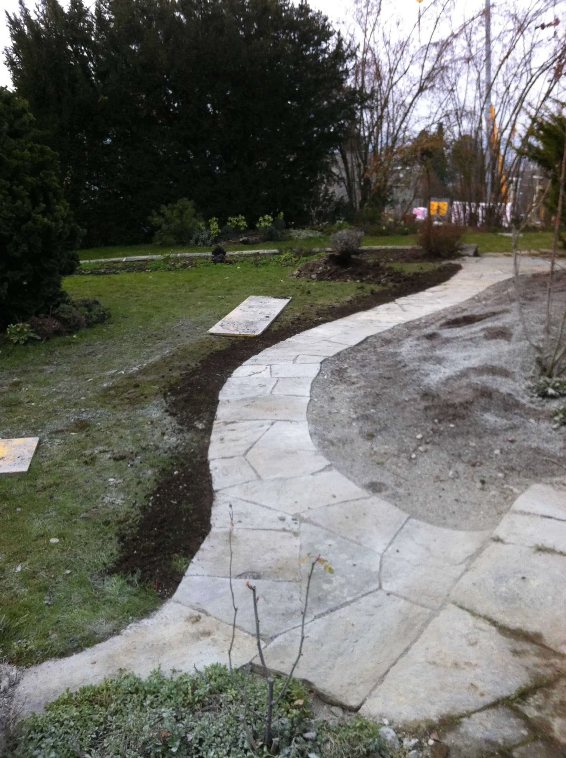 Geschwungener Natursteinweg im Garten