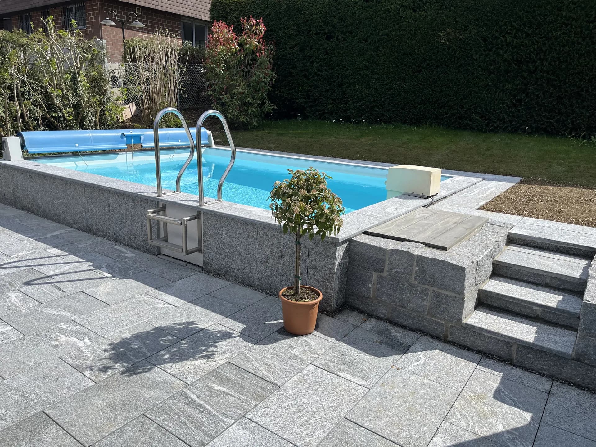 Poolterrasse aus Granitplatten mit Treppe