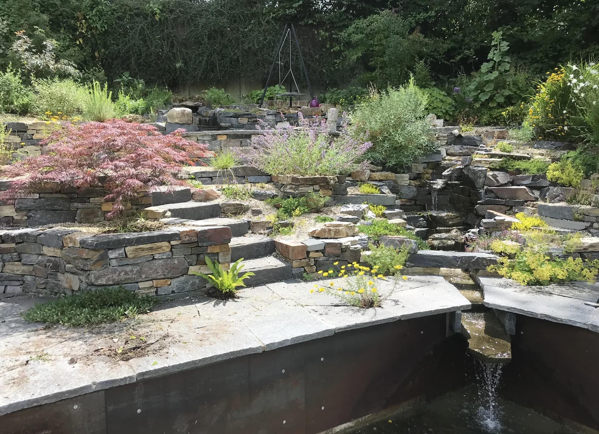 Natursteintreppe mit Wasserspiel