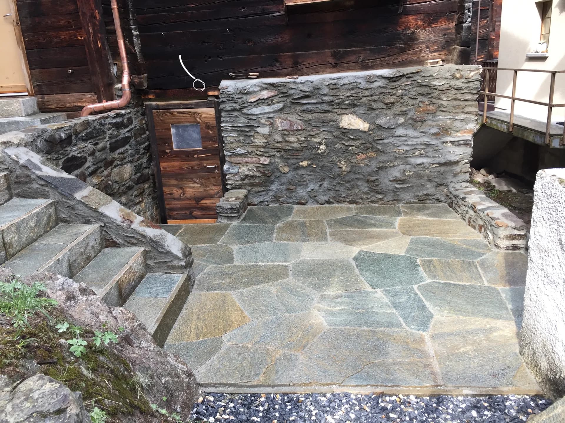 Polygonalplatten-Vorplatz mit Natursteintreppe